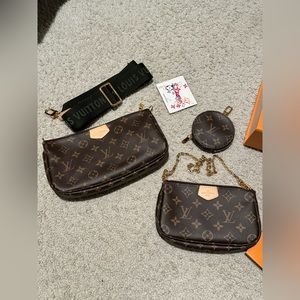 LV Multipochette.